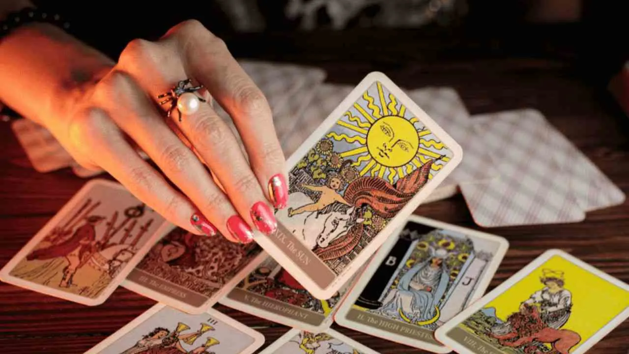 Bói Tarot người ấy có sợ mất bạn không: Vận mệnh tình yêu ẩn chứa trong những lá bài