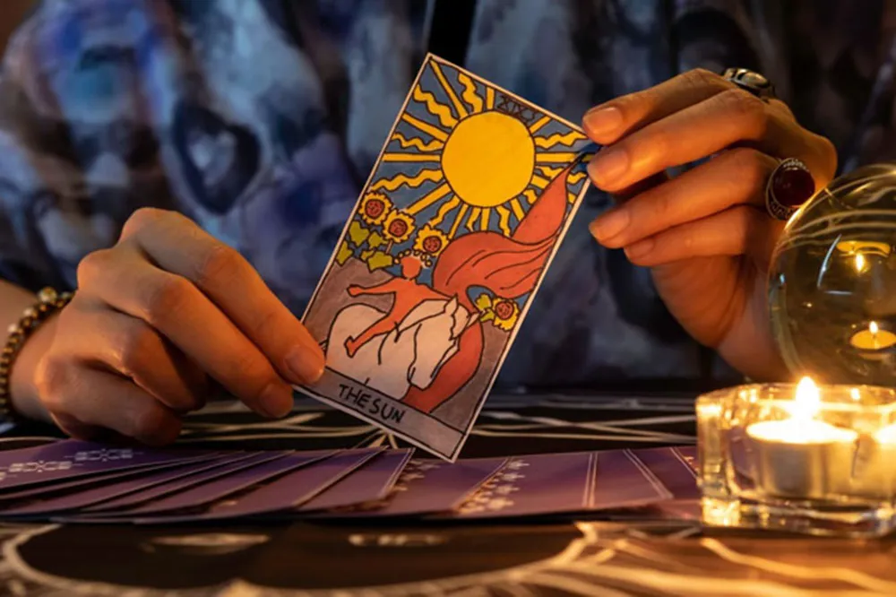 Chọn 1 lá bài Tarot để biết vị trí của bạn trong tim người ấy có quan trọng?