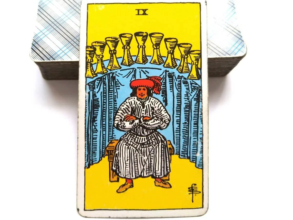 Khám phá ý nghĩa 8 of Cups trong tình yêu: Quyết định rời bỏ và cơ hội mới