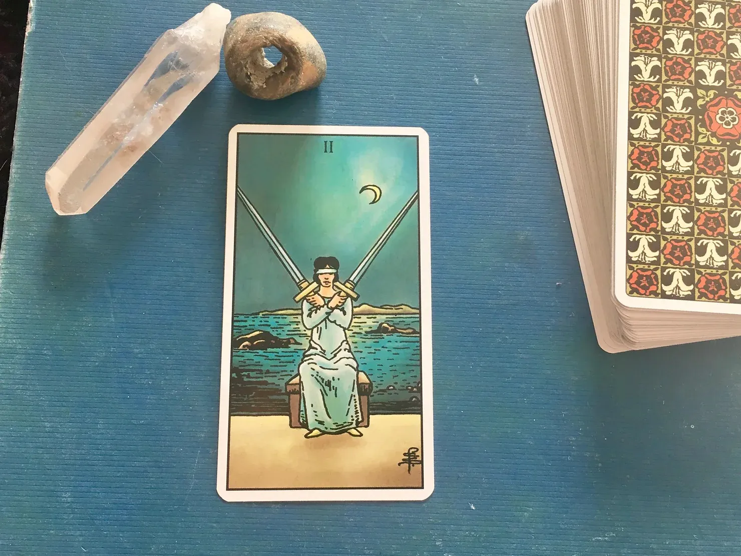 Ý nghĩa lá 2 kiếm trong Tarot là gì? Đối diện với thực tế để vượt qua khó khăn